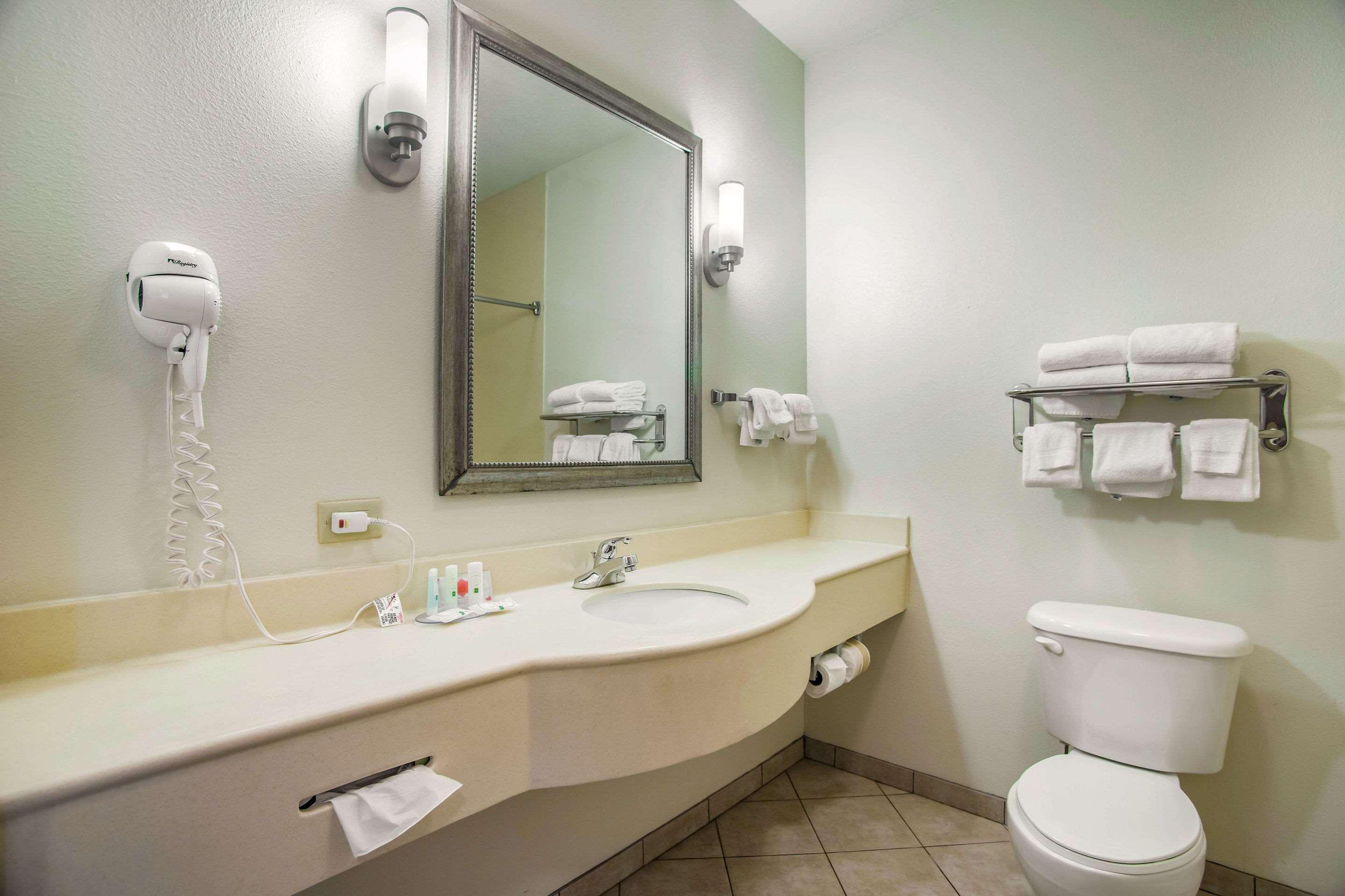 Quality Inn Parsons North Екстер'єр фото