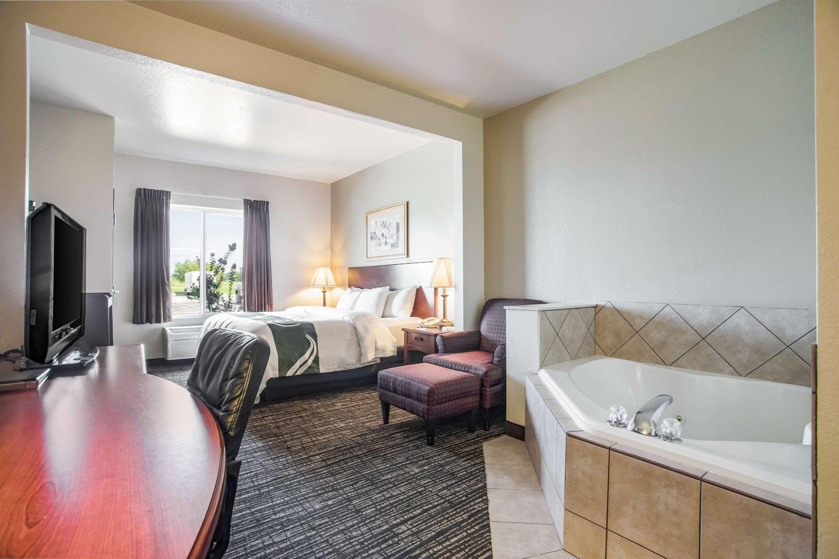 Quality Inn Parsons North Екстер'єр фото