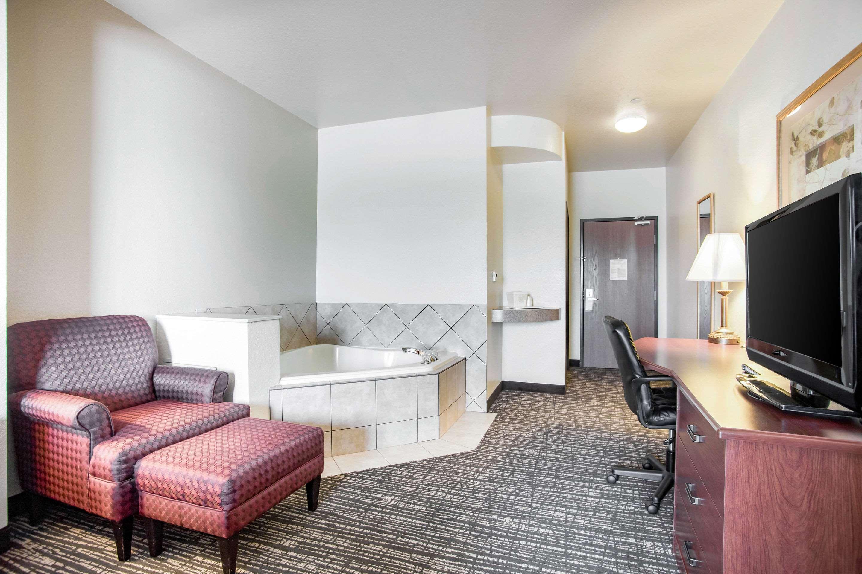 Quality Inn Parsons North Екстер'єр фото