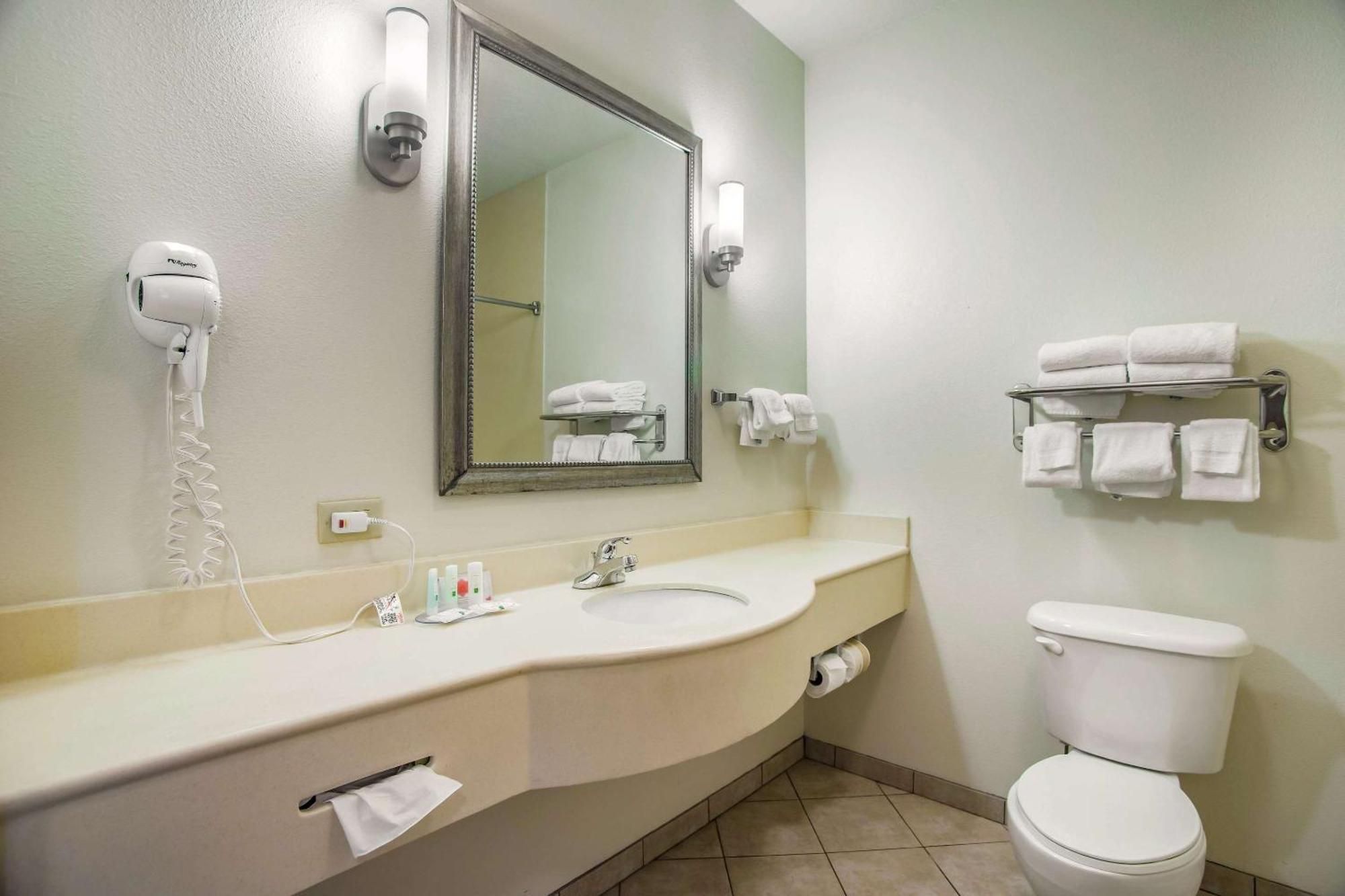 Quality Inn Parsons North Екстер'єр фото